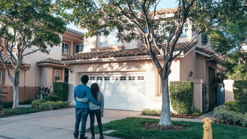 a couple getting a reverse mortgage in Canada