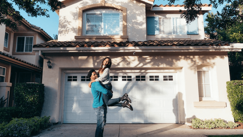 a couple happy to have the benefits of having a reverse mortgage